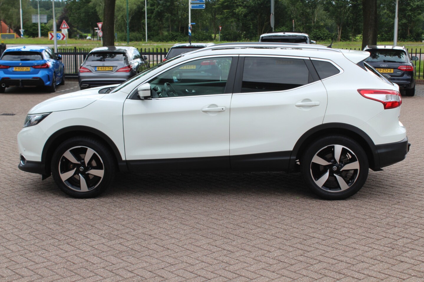 Nissan Qashqai - 1.2 Connect Edition / 360Camera / Panoramadak / Keyless / Navigatie / 17'' / DAB / Cruise - AutoWereld.nl