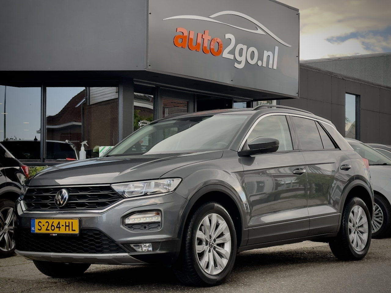 Volkswagen T-Roc - 1.5 TSI AUT7 SPORT NAVI AIRCO APPLE-CARTPLAY LED LMV PDC - AutoWereld.nl