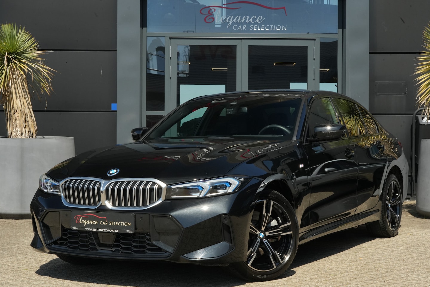 BMW 3-serie - 330e M Sport High Executive 292pk Navigatie/HUD/360Camera - AutoWereld.nl