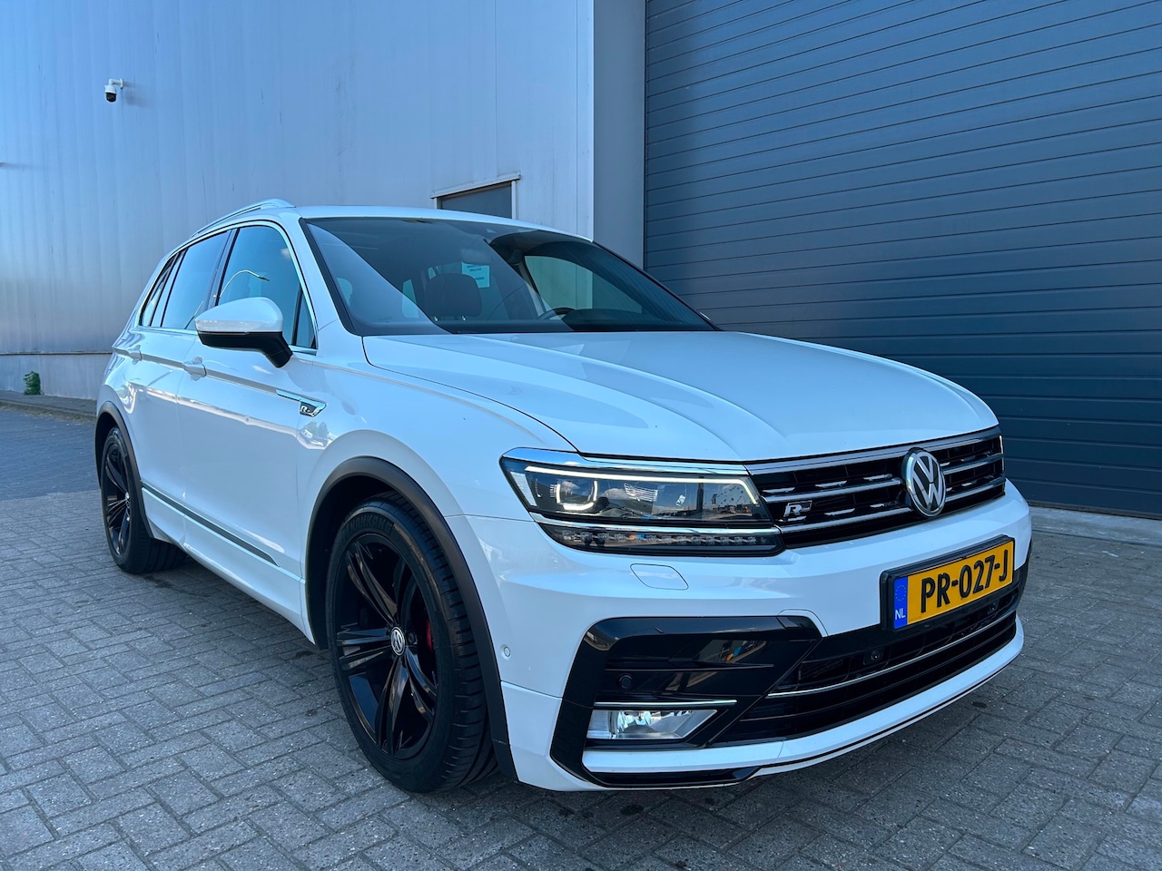 Volkswagen Tiguan - 2.0 TDI 4Motion Highline R AUT PANO - AutoWereld.nl