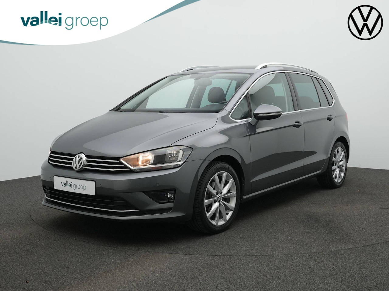Volkswagen Golf Sportsvan - 1.2 TSI 110 pk Highline | 1e eigenaar | Trekhaak | Achteruitrijcamera | Navigatie | Alcant - AutoWereld.nl
