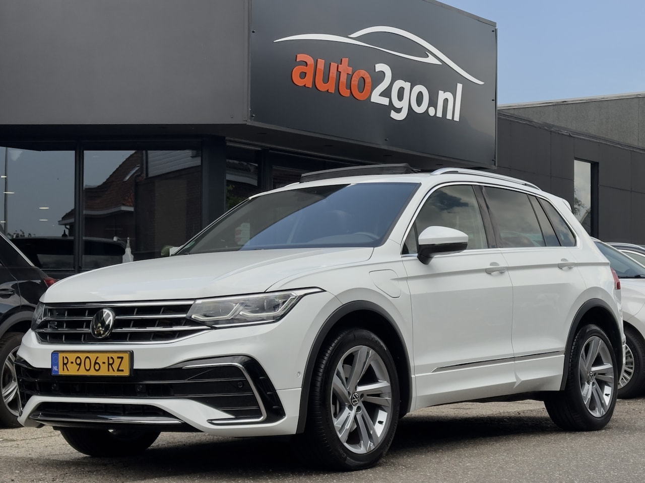 Volkswagen Tiguan - 1.4 TSI AUT6 EHYBRID 2X R-LINE + 66D.KM! PANOADAK NAVI CAMERA DIGI-DASH APPLE-CARPLAY LED - AutoWereld.nl