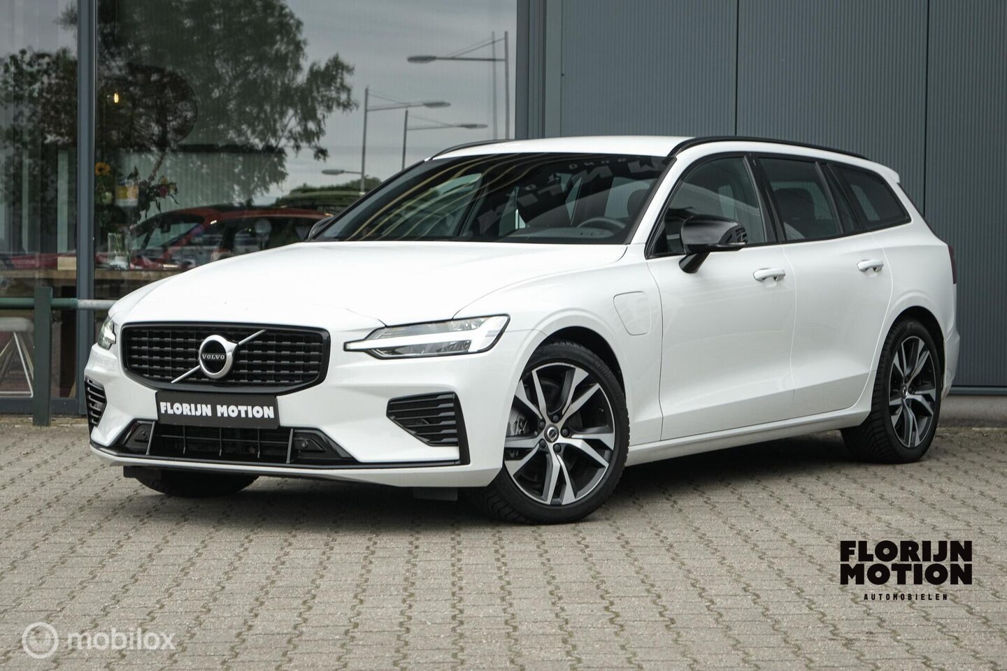 Volvo V60 - 2.0 T8 Recharge AWD R-Design | LED | Pilot Assist | ACC | Electrische stoelen | Memory | D - AutoWereld.nl