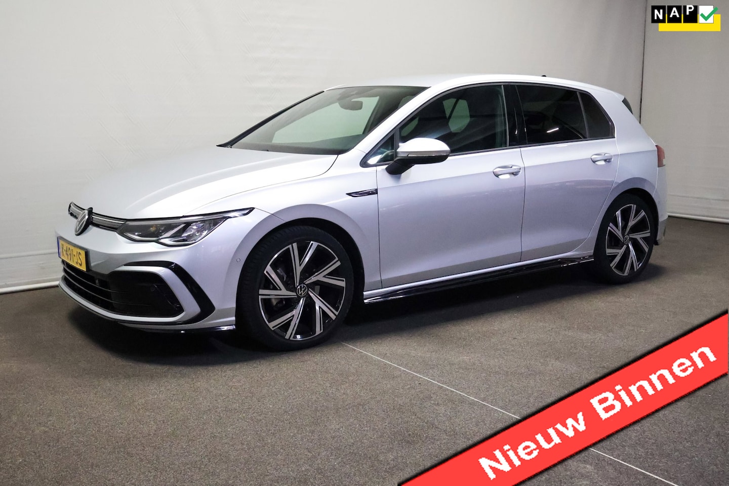 Volkswagen Golf - 1.5 eTSI R-Line 1.5 eTSI R-Line - AutoWereld.nl