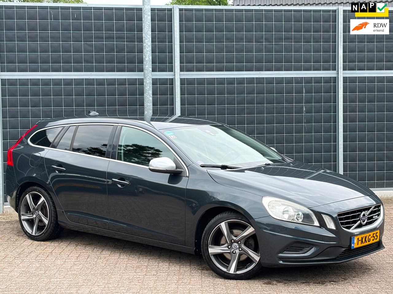 Volvo V60 - 1.6 T3 R-Design 1.6 T3 R-Design - AutoWereld.nl