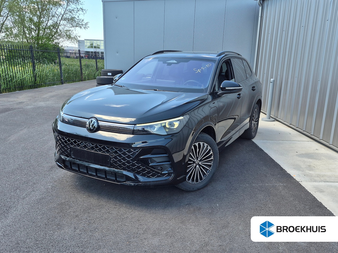 Volkswagen Tiguan - 1.5 eHybrid R-Line Edition 272Pk DSG/AUTO | Glazen panorama-dak | Head-up display |  Rondo - AutoWereld.nl