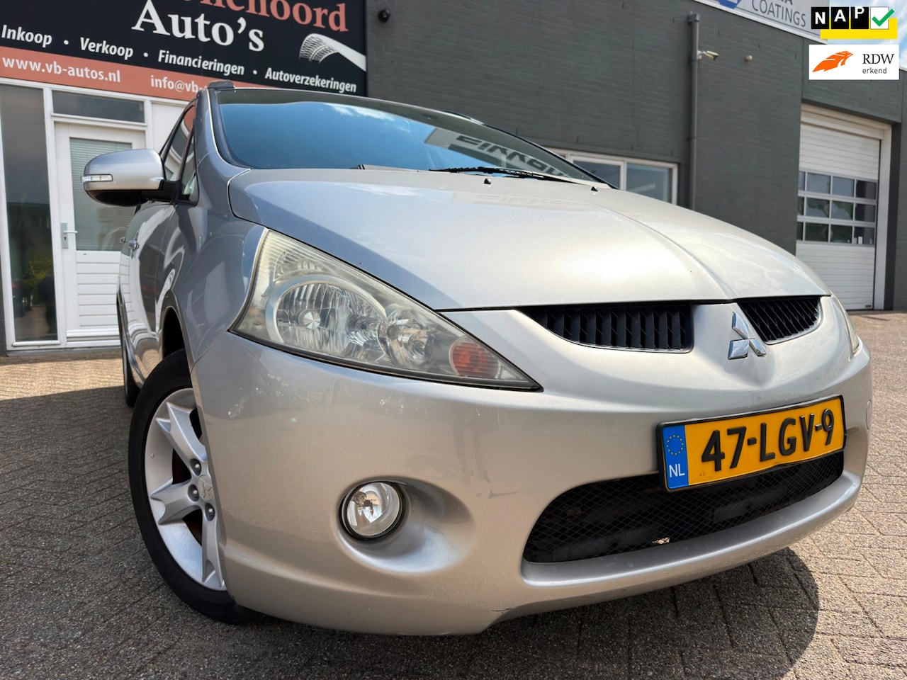Mitsubishi Grandis - 2.4-16V Limited 7 pers. van 1ste Eig met parkeersensoren en navigatie en bluetooth telefoo - AutoWereld.nl