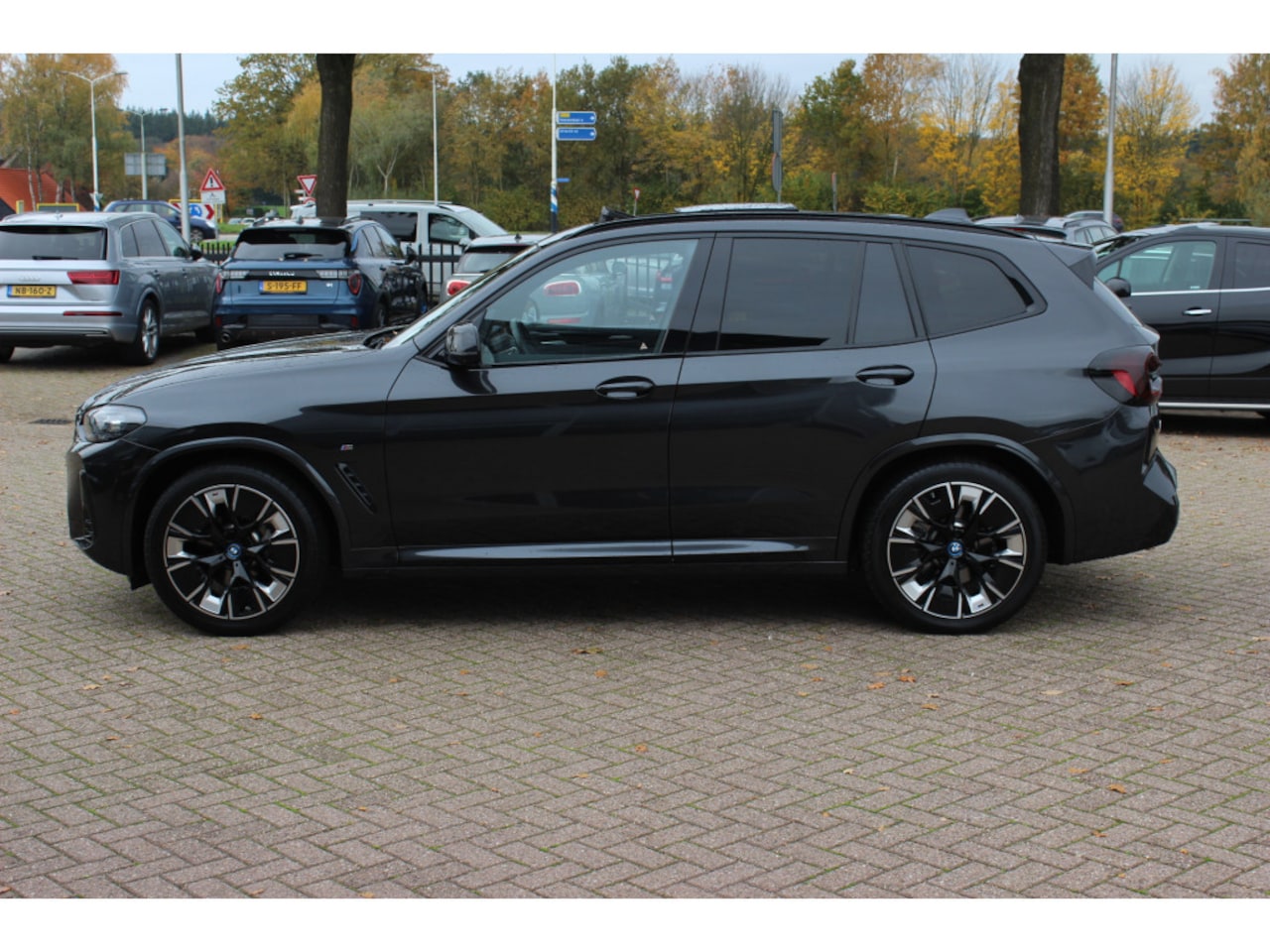 BMW iX3 - High Executive 80 kWh / SoH 92,3% / Trekhaak / Panoramadak / 360Camera / Head-up / 20'' / - AutoWereld.nl