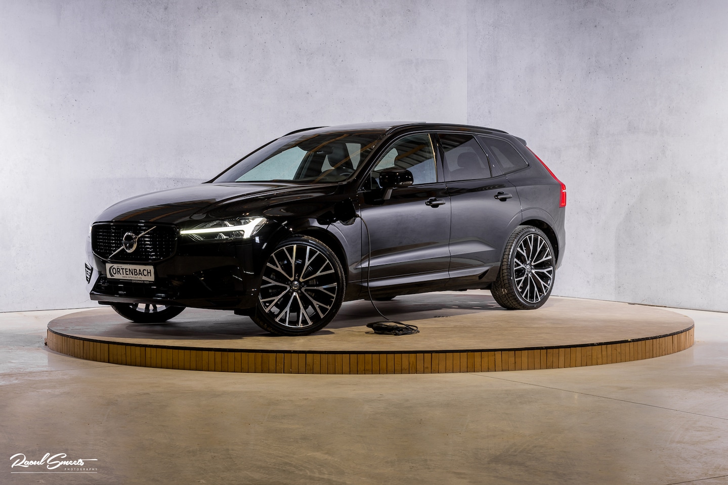Volvo XC60 - 2.0 T8 Plug-in hybrid AWD R-Design | Luchtvering | Zwenkbare trekhaak | Panorama dak | Mem - AutoWereld.nl