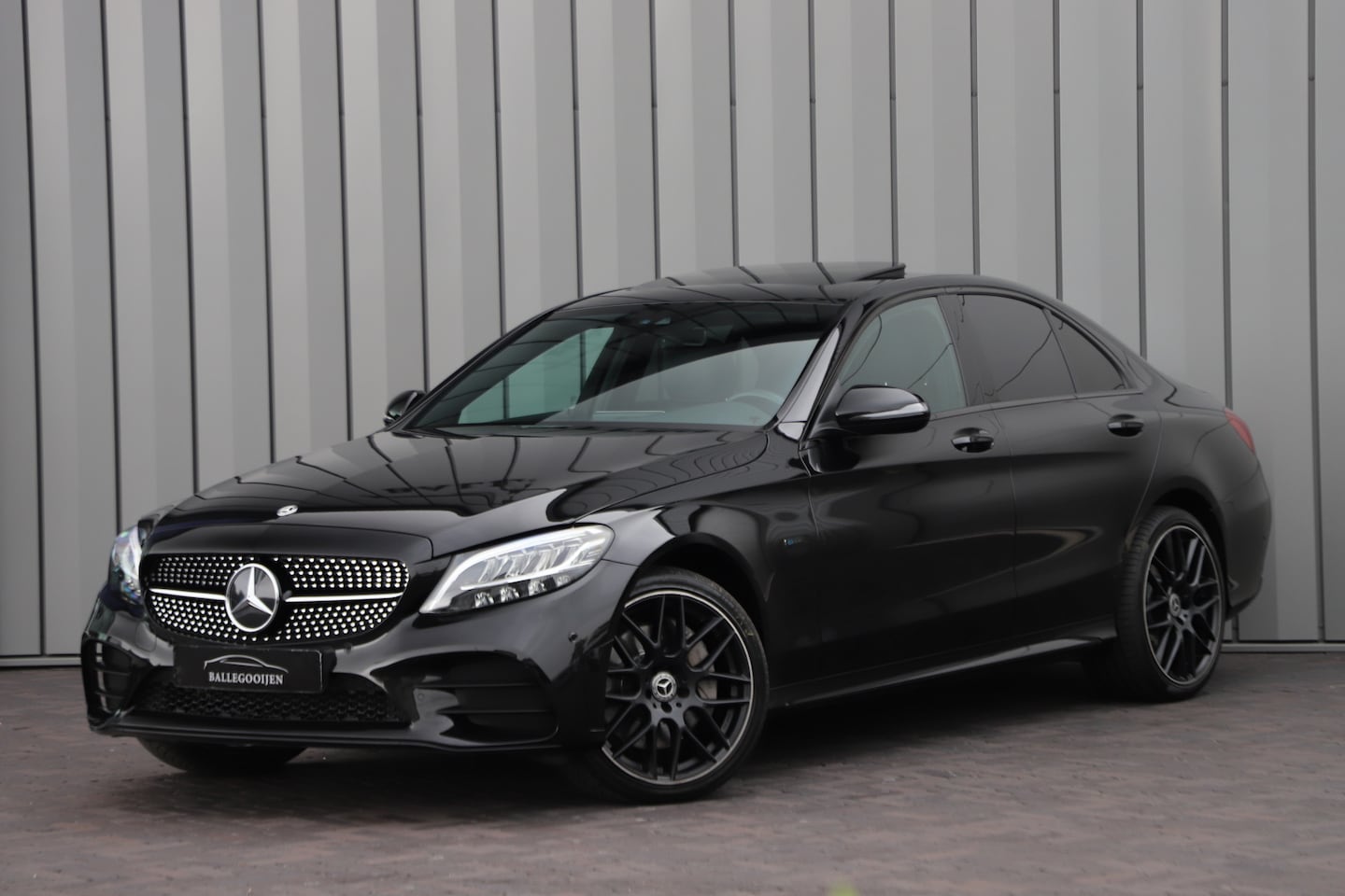 Mercedes-Benz C-klasse - 300e AMG 4-Matic | 320PK | Schuifdak | Sfeerverlichting | Leder | Facelift | Carplay | Sta - AutoWereld.nl