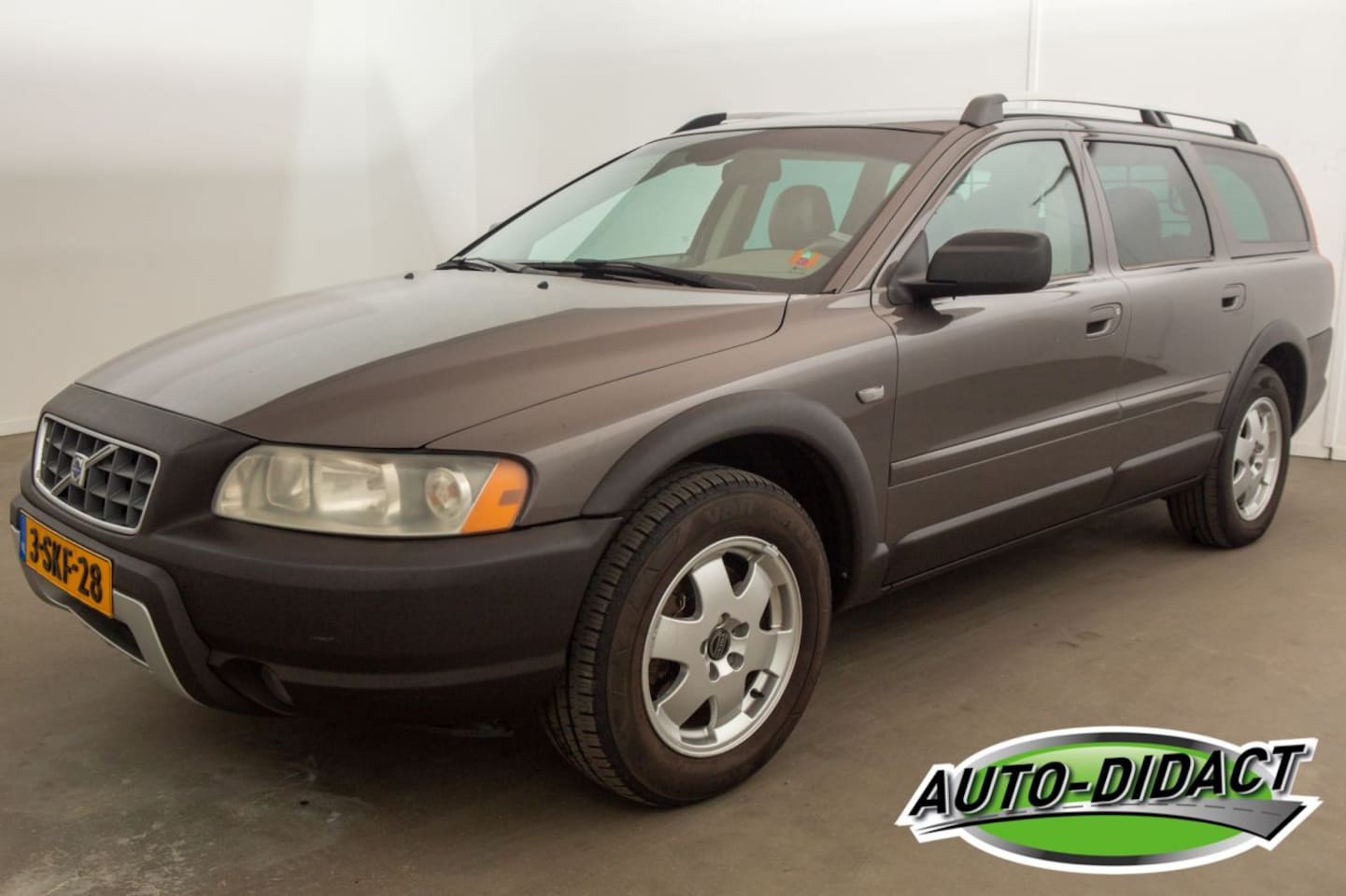 Volvo XC70 - Xc-70 2.4D Automaat AWD Cross Country Airco Leder - AutoWereld.nl