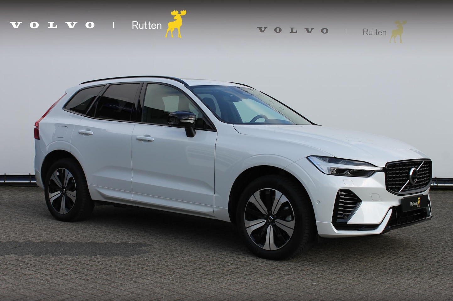 Volvo XC60 - T6 Plug-in hybrid 350PK Automaat AWD Plus Dark Panoramisch schuif-kanteldak / Google infot - AutoWereld.nl