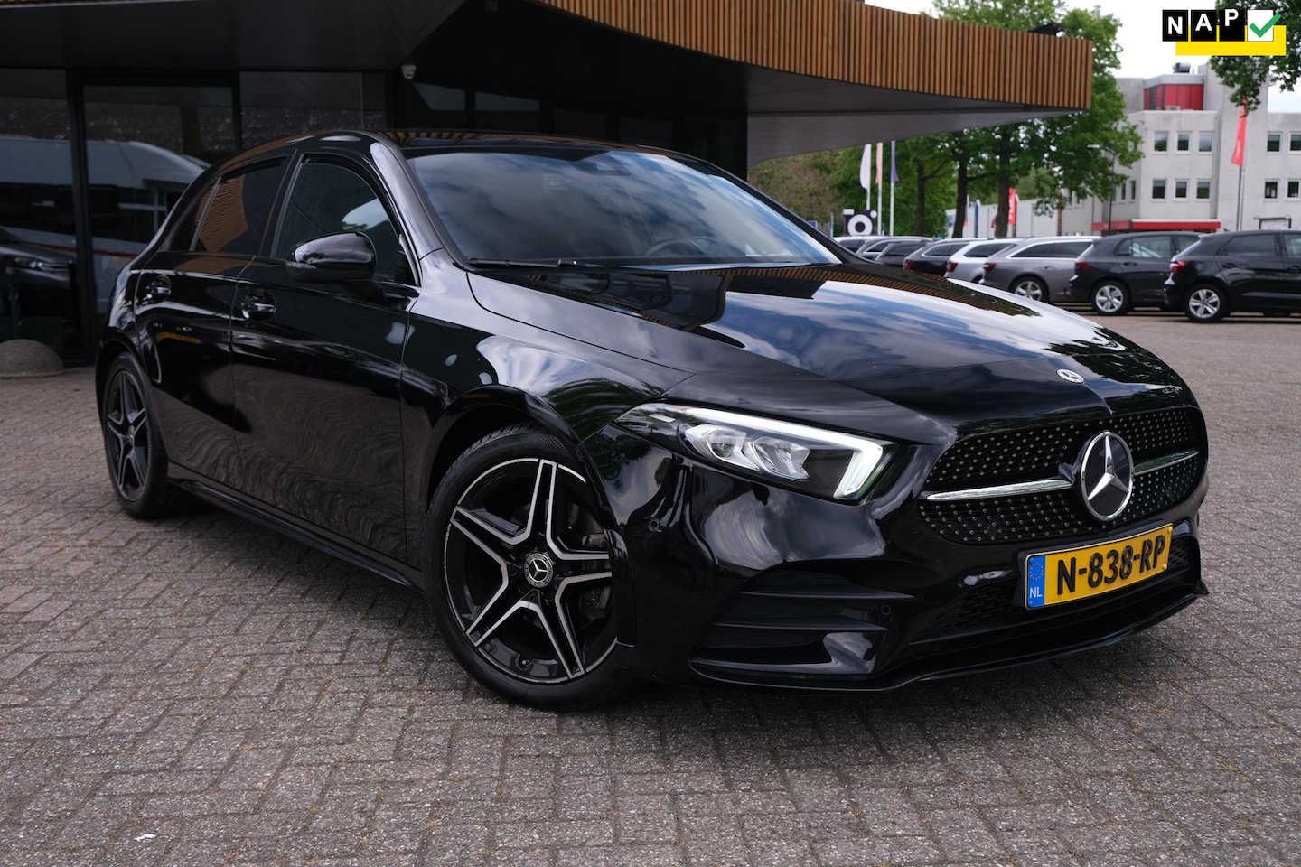 Mercedes-Benz A-klasse - 180 Business Solution AMG Widescreen / Ambient LED / Camera / 360 / Stoelverwarming - AutoWereld.nl