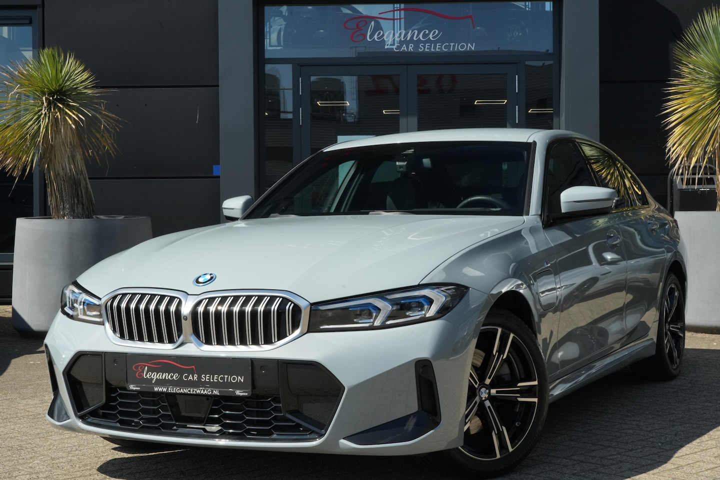 BMW 3-serie - 330e M Sport High Executive 292pk Navigatie/HUD/360Camera - AutoWereld.nl