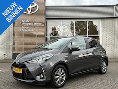 Toyota Yaris - 1.5 HYBRID DYNAMIC APPLE/ANDROID KEYLESS CLIMA CRUISE CAMERA 15" LM-VELGEN ALL SEASONS 1E