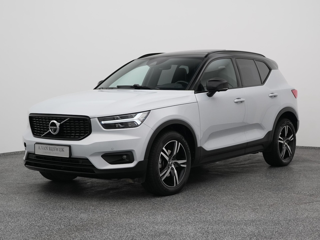 Volvo XC40 - 1.5 T3 R-Design | PANO | 360° | H&K | KEYLESS | STOEL- EN STUURVERW. - AutoWereld.nl