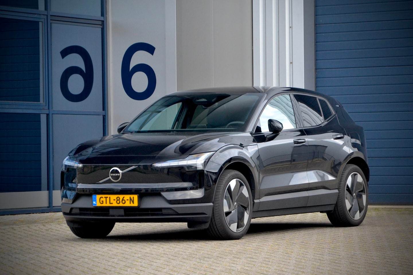 Volvo EX30 - Single Motor Extended Range Plus 69 kWh / NL Auto / H&K Sound / 19" L.M. - AutoWereld.nl