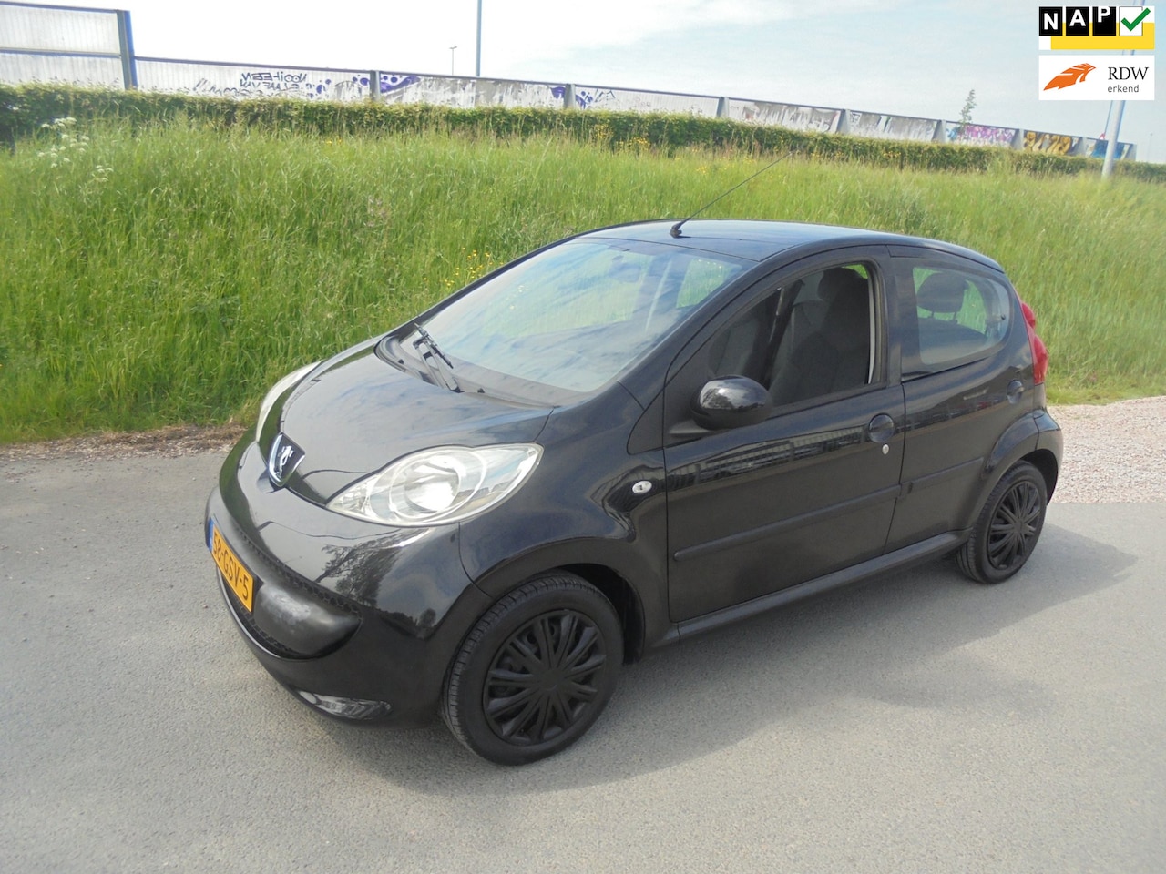 Peugeot 107 - Peugeot 107 1.0 benzine 5 deurs airco 145.000km - AutoWereld.nl