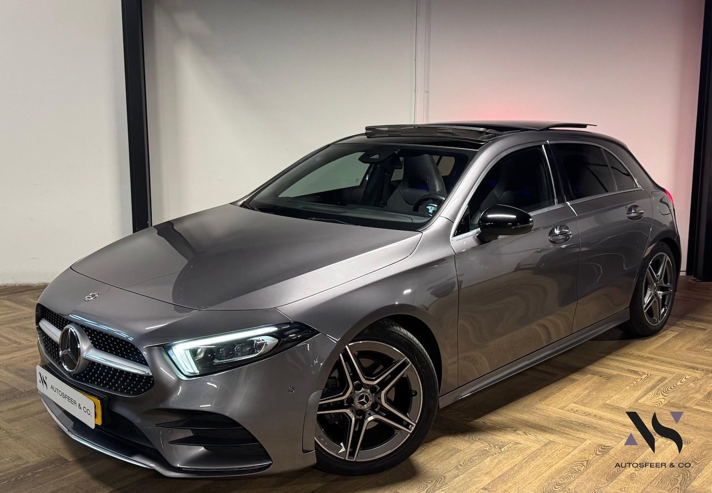 Mercedes-Benz A-klasse - 180 Premium Plus AMG PANO KEYLESS CAM - AutoWereld.nl