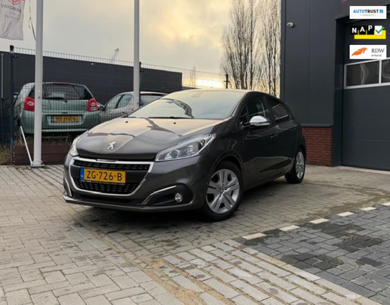Peugeot 208 - 1.2 PureTech Signature 6 maanden GARANTIE inbegrepen NAVIGATIE - AutoWereld.nl