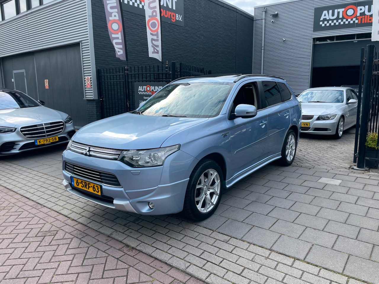 Mitsubishi Outlander - 2.0 PHEV instyle Trekhaak Airco NAP APK - AutoWereld.nl