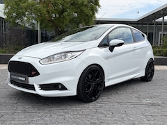 Ford Fiesta - 1.6 ST2 / Recaro stoelen / Stoelverw / Dealeronderhouden /
