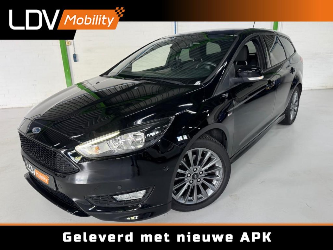 Ford Focus - 1.5 Benzine ST-LINE / 117573 km / Trekhaak / PDC / LED / Navi / Stoelverwarming / Parkassi - AutoWereld.nl
