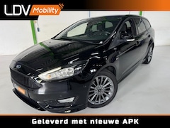 Ford Focus - 1.5 Benzine ST-LINE / 117573 km / Trekhaak / PDC / LED / Navi / Stoelverwarming / Parkassi