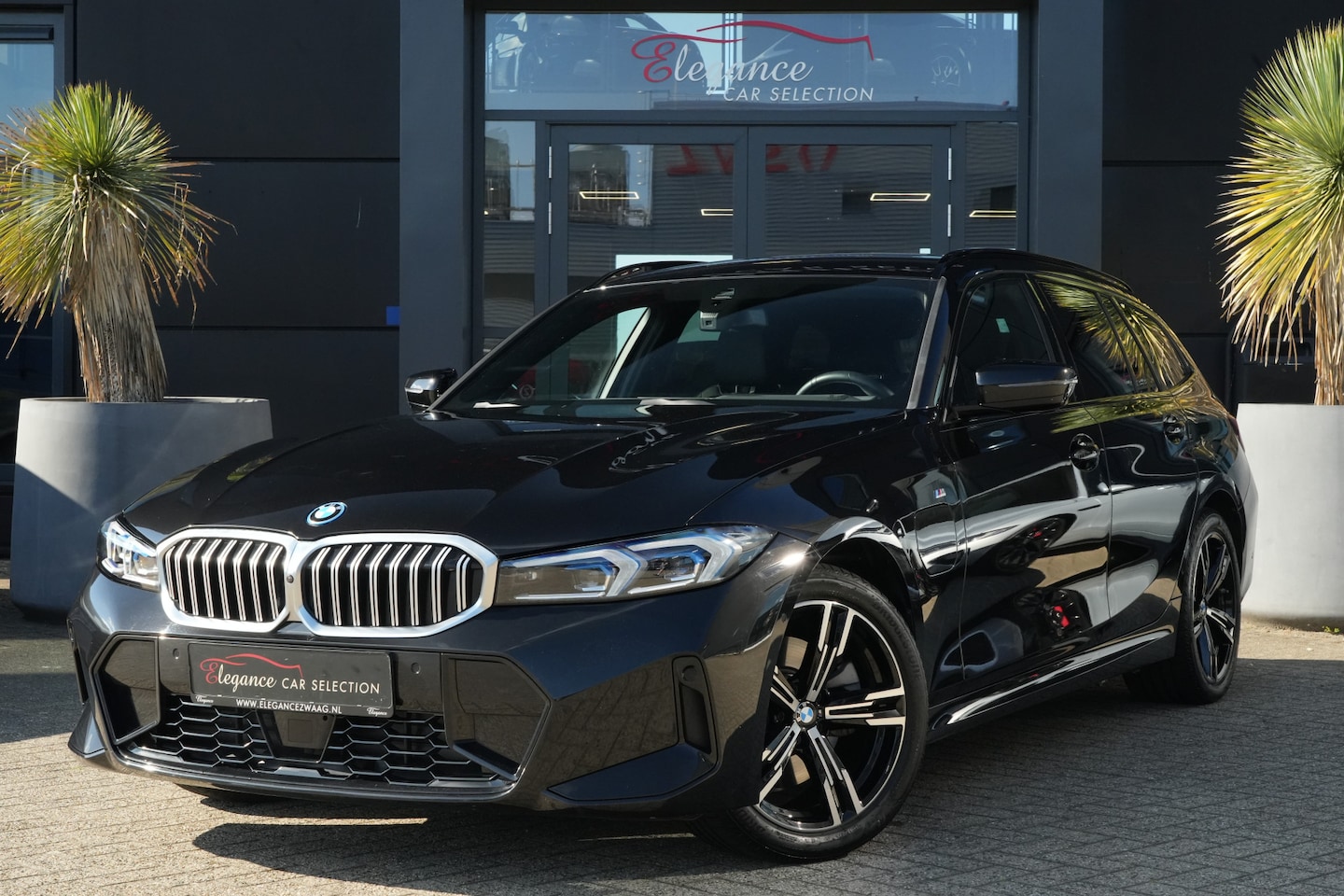 BMW 3-serie Touring - 330e M Sport High Executive 292pk Navigatie/HUD/360Camera - AutoWereld.nl