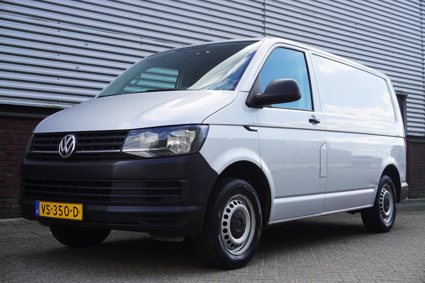 Volkswagen Transporter - 2.0 TDI L1H1 Grijs metallic/Airco/1e Eig./ Trekhaak/Goed onderhouden - AutoWereld.nl