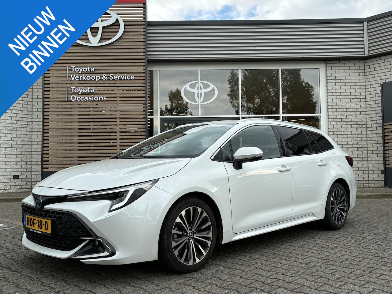 Toyota Corolla Touring Sports - 1.8 HYBRID STYLE APPLE/ANDROID STOEL+STUURVERW. EL-ACHTERKLEP HALF-LEDER LED 17"LMV KEYLES - AutoWereld.nl