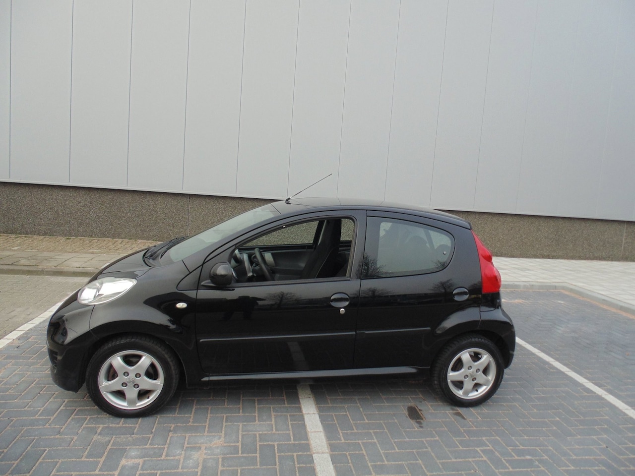 Peugeot 107 - 1.0-12V XS AUTOMAAT 5 DUERS MET AIRCO - AutoWereld.nl