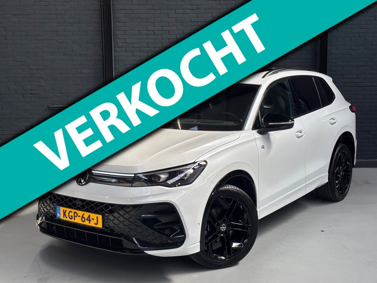 Volkswagen Tiguan - 1.5 eTSI R-Line Edition automaat - panoramadak - 360 camera - trekhaak - H&K audio - AutoWereld.nl
