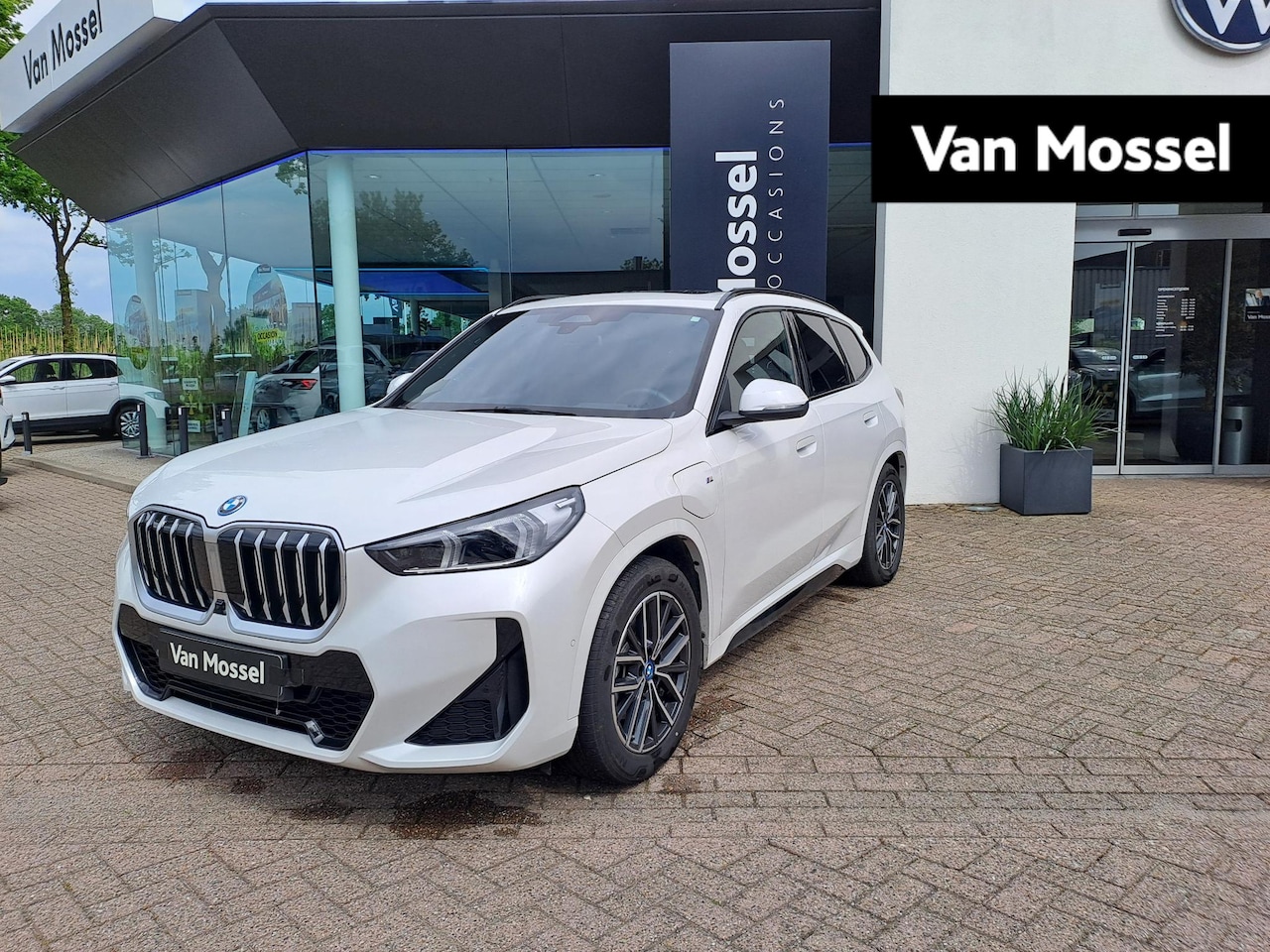 BMW X1 - xDrive25e | M-SPORT | PANO-SCHUIFDAK | LEER | 360 CAMERA | STOELVERWARMING | - AutoWereld.nl