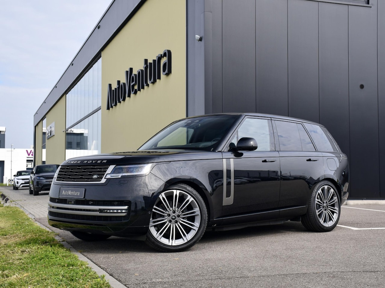 Land Rover Range Rover - 3.0 P460e HSE PHEV l Massage l Schuif-/kantel Pano l Stoelventilatie l Soft Close l Trekha - AutoWereld.nl