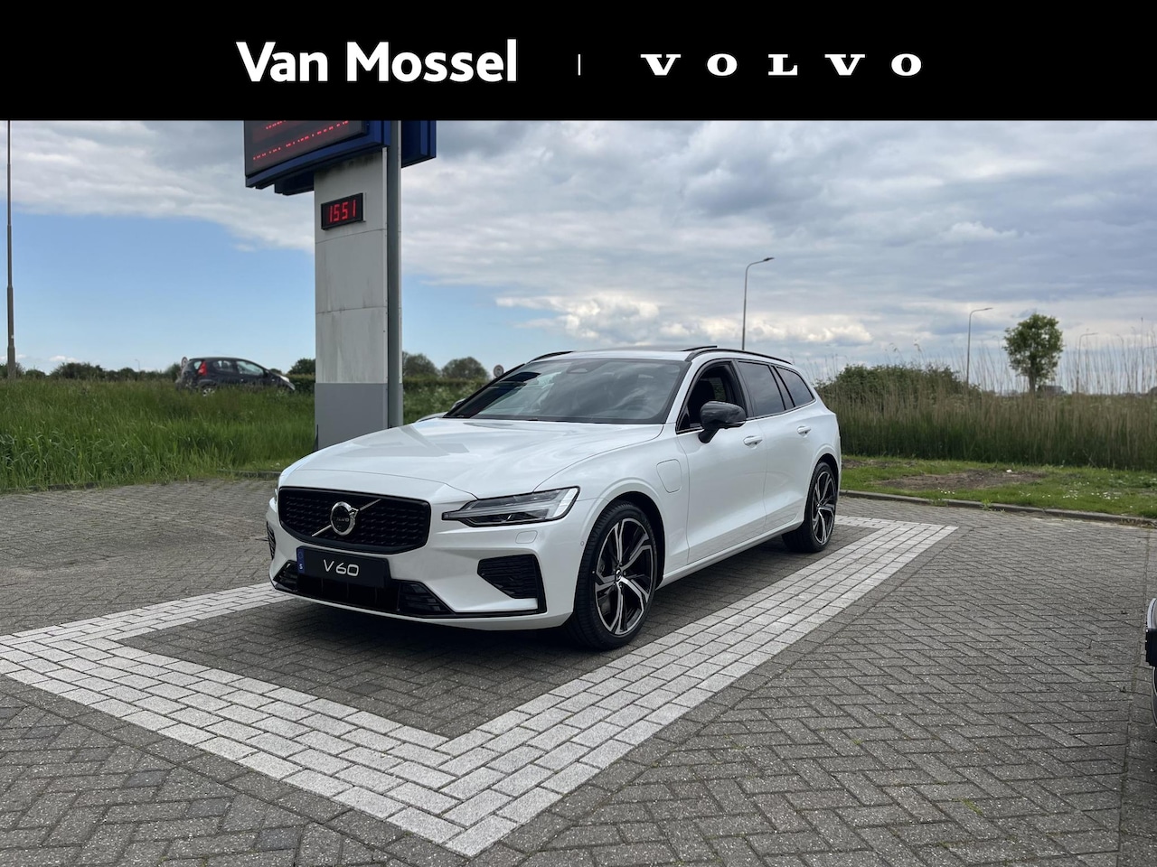 Volvo V60 - T8 Plug-in hybrid AWD Ultra Dark | Panoramadak | 360 Graden Camera | Heads-Up Display | T8 - AutoWereld.nl
