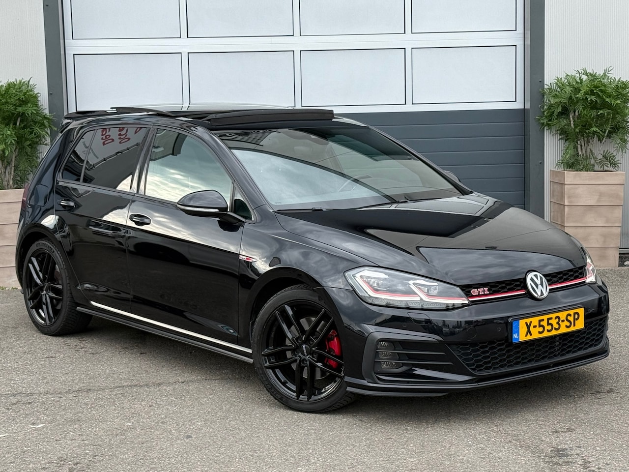 Volkswagen Golf - 2.0 TSI GTI Performance / PANORAMA / VIRTUAL COCKPIT / CAMERA / INRUIL MOG. - AutoWereld.nl
