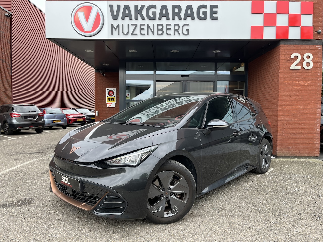 CUPRA Born - Business Plus 62 kWh // ADAPT. CRUISE // FULL LED // CAMERA+SENSOREN // SFEERVERLICHTING / - AutoWereld.nl