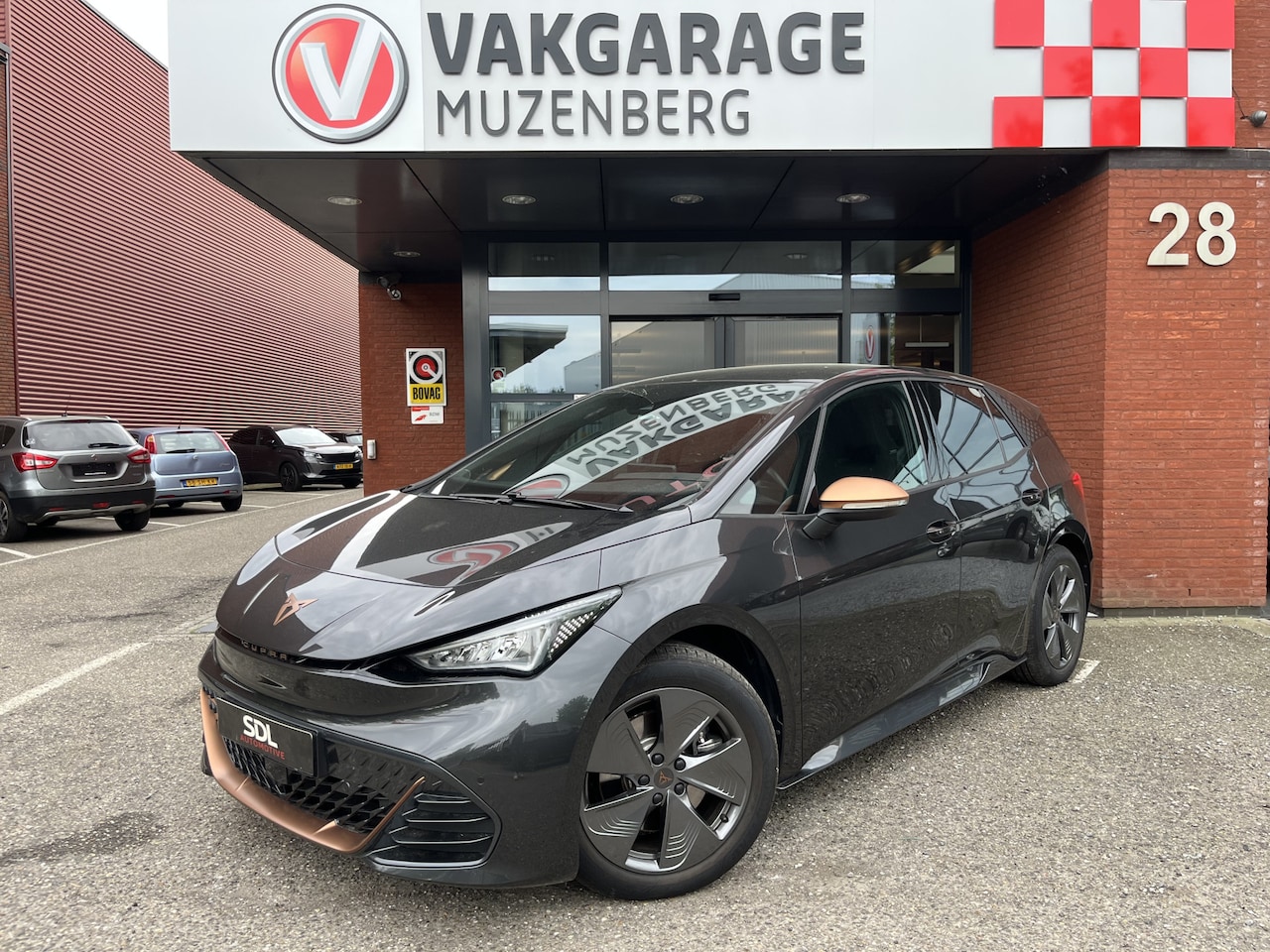 CUPRA Born - Business Plus Copper 62 kWh // ADAPT. CRUISE // FULL LED // CAMERA+SENSOREN // SFEERVERLIC - AutoWereld.nl