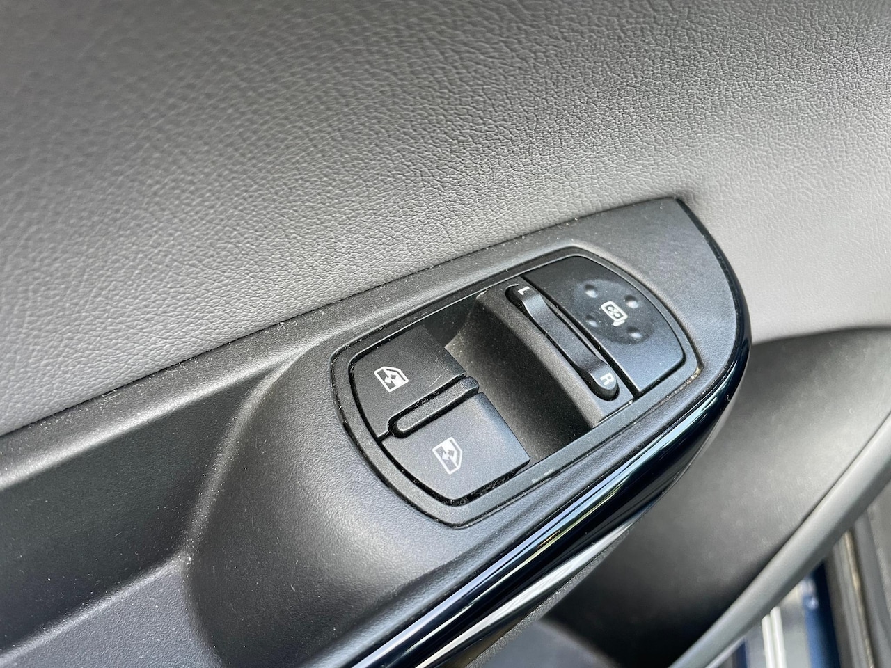 Opel Corsa - 1.4 Innovation Automaat | Stoel- stuurverwarming | Muziek streamen | Perfect onderhouden