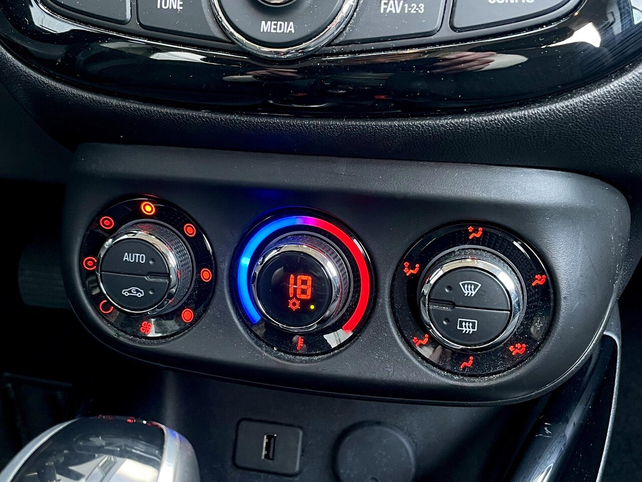 Opel Corsa - 1.4 Innovation Automaat | Stoel- stuurverwarming | Muziek streamen | Perfect onderhouden