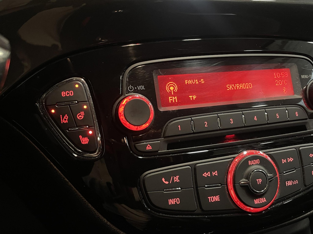 Opel Corsa - 1.4 Innovation Automaat | Stoel- stuurverwarming | Muziek streamen | Perfect onderhouden