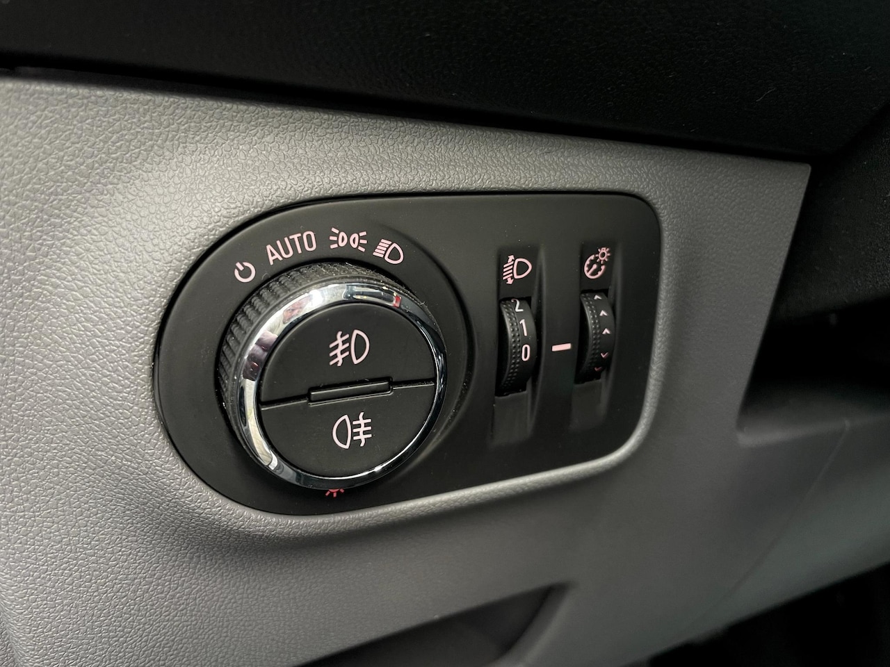 Opel Corsa - 1.4 Innovation Automaat | Stoel- stuurverwarming | Muziek streamen | Perfect onderhouden