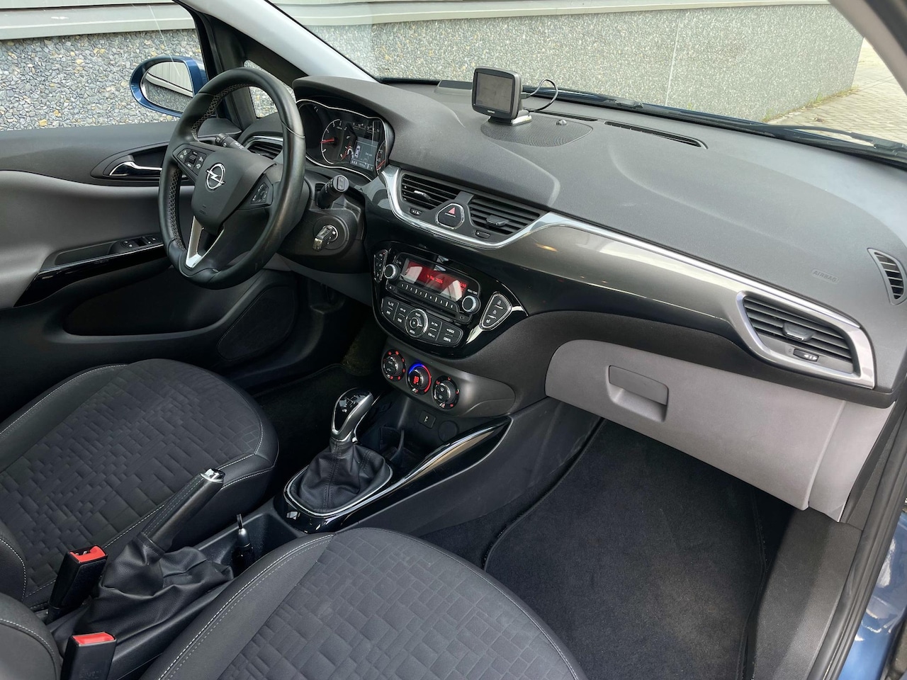 Opel Corsa - 1.4 Innovation Automaat | Stoel- stuurverwarming | Muziek streamen | Perfect onderhouden