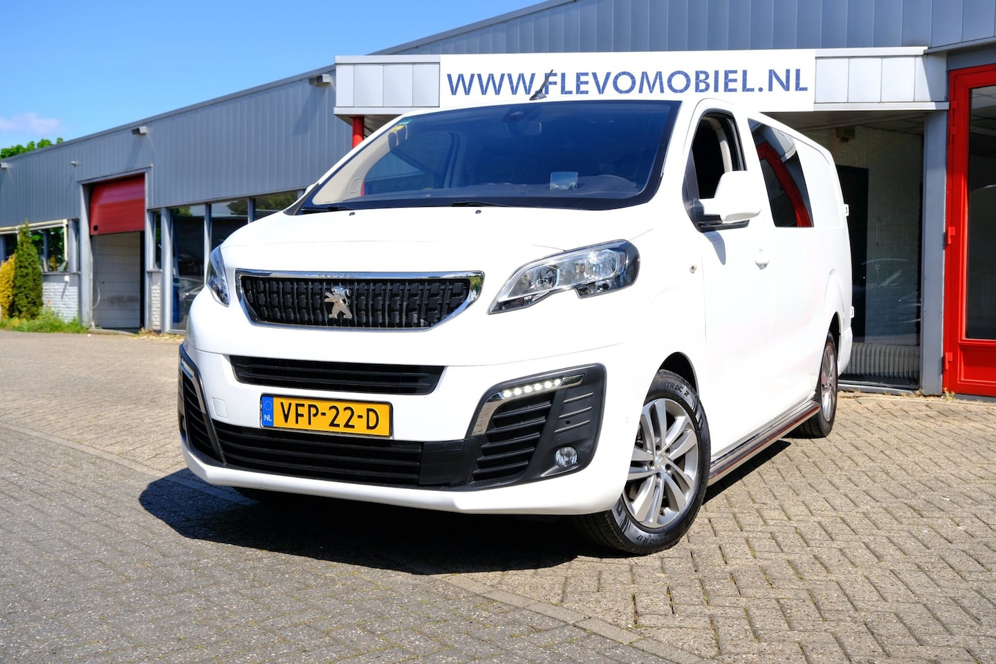 Peugeot Expert - 2.0 BlueHDI 120 Long Asphalt DC 5-pers Navi|1e Eig|HUD|LMV|PDC|Cam - AutoWereld.nl