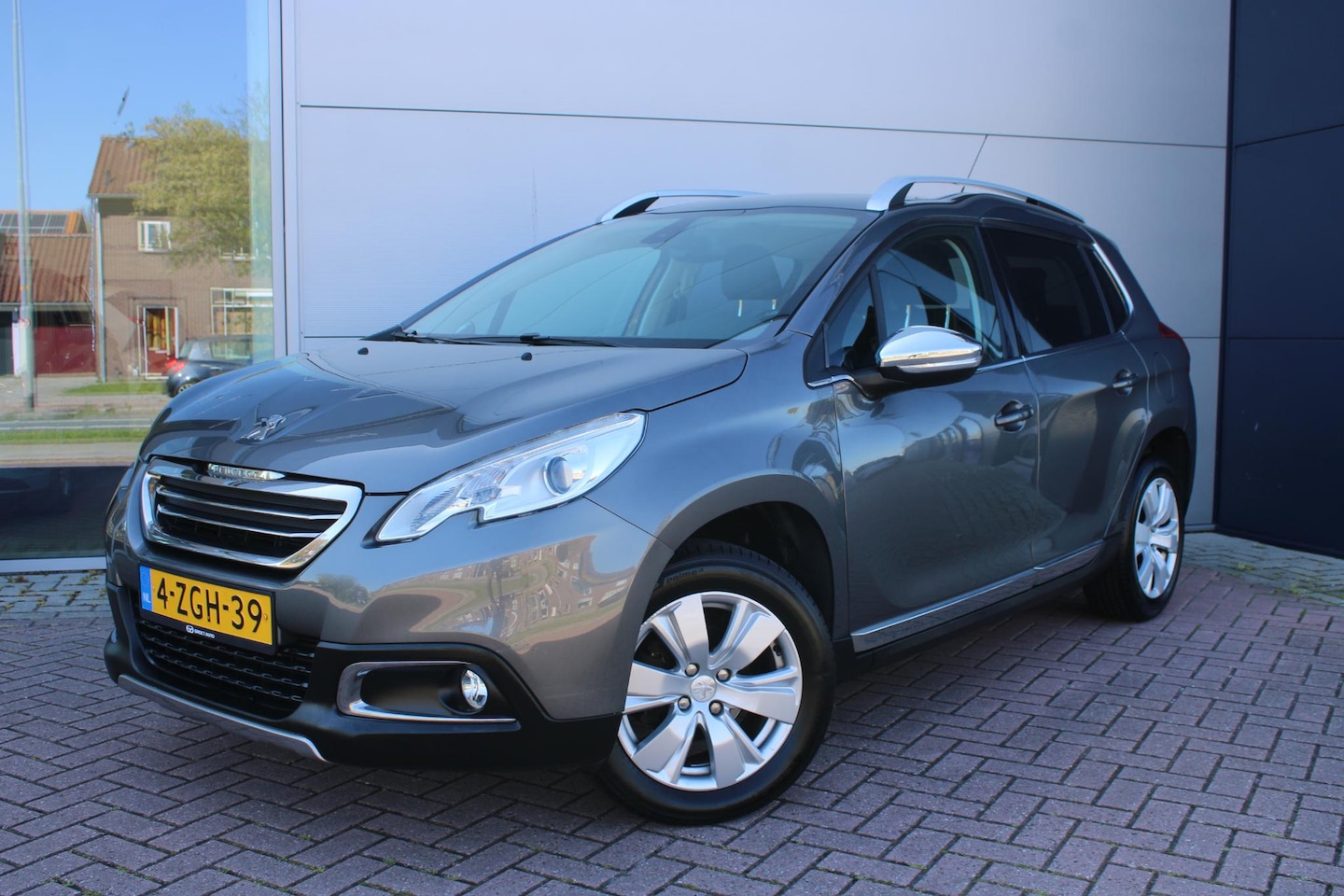 Peugeot 2008 - 1.2 PureTech Allure Airco Navi Panoramadak Carplay - AutoWereld.nl