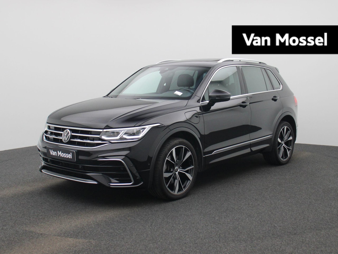 Volkswagen Tiguan - 1.4 TSI eHybrid R-Line Business+ 245 PK| Dealeronderhouden | Trekhaak | Panoramadak | Navi - AutoWereld.nl