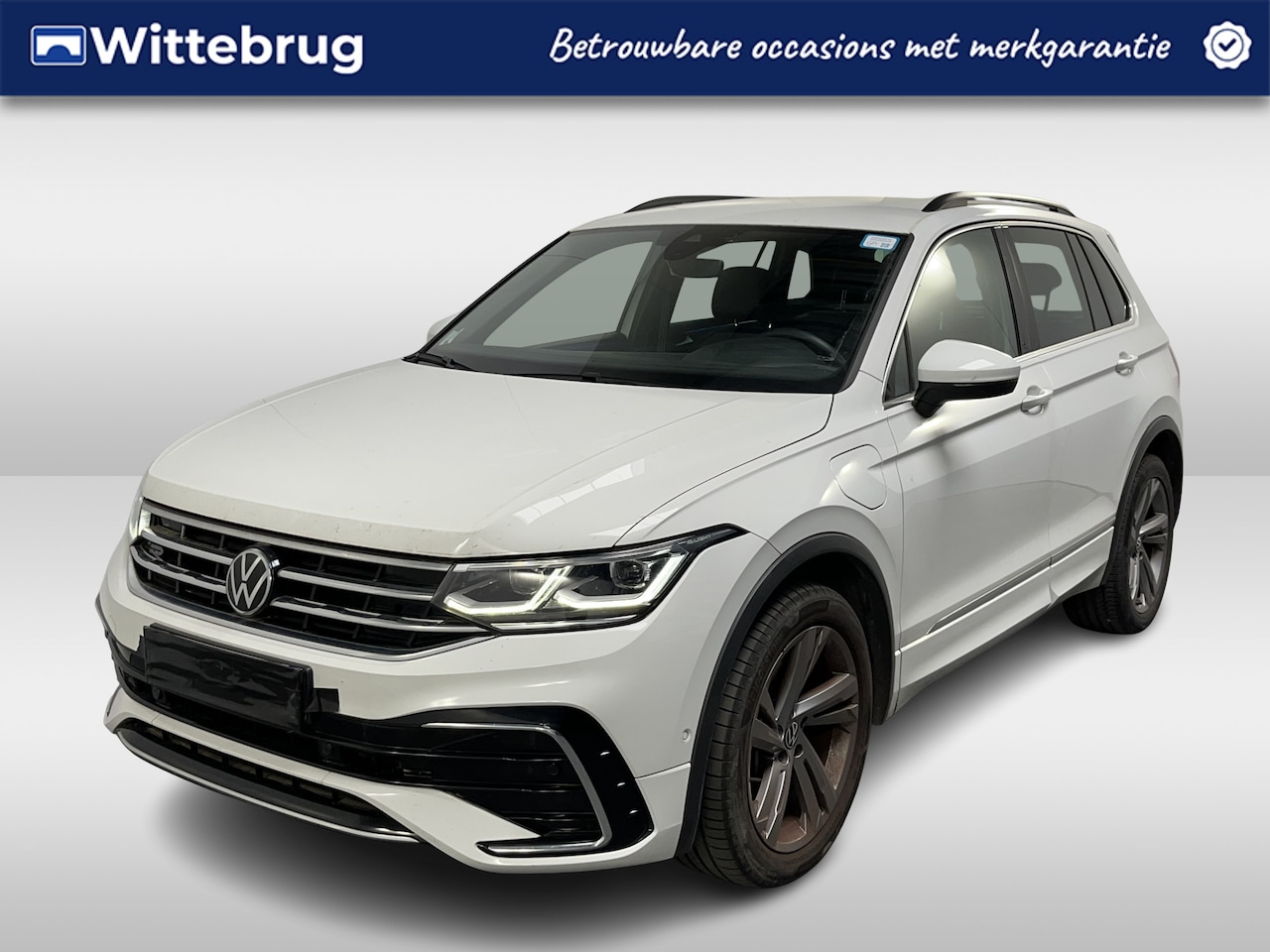 Volkswagen Tiguan - 1.4 TSI eHybrid R-Line / AUTOMAAT/ 245 PK/ 2X R-LINE/ ACC/ PARK.SENSOREN V+A/ CAMERA/ DODE - AutoWereld.nl