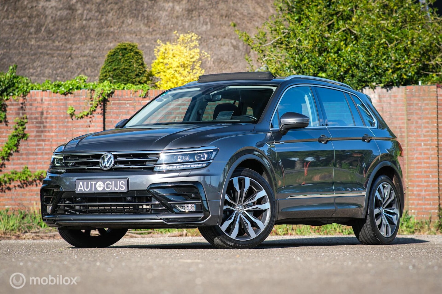 Volkswagen Tiguan - 2.0 TSI 4Motion Highline | Panorama | Trekhaak | Virtual cockpit | Camera | Massage | HUD - AutoWereld.nl