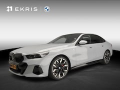 BMW 5-serie - Sedan 520d | M-Sportpakket | LED | Leder | HUD | Trekhaak | Schuifdak | Active cruise | DA